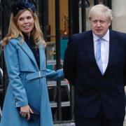 La Regina Elisabetta consola la fidanzata in lacrime di Boris Johnson