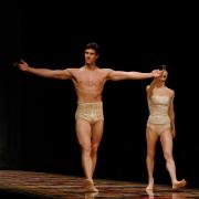 Roberto Bolle fa danzare ucraini e russi in una performance memorabile