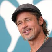Brad Pitt agli Oscar con il suo champagne