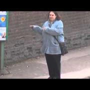VIDEO: ballerina improvvisata alla fermata del bus