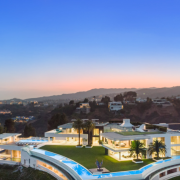 Enorme e meravigliosa: la villa più grande e costosa del mondo sembra fluttuare sopra Los Angeles