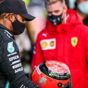 Nel segno di Schumacher: il figlio del grande campione consegna il casco del padre  a Lewis Hamilton
