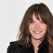 Carla Bruni va in battaglia contro la bellezza finta