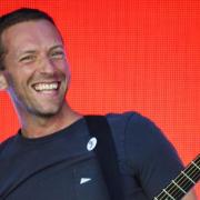 Chris Martin in treno tra i pendolari: il video