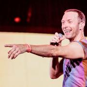 Chris Martin regala cinque biglietti del suo show a una fan italiana truffata