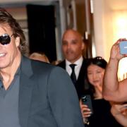Tom Cruise indossa una parrucca
