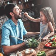  Stare in casa vi fa svuotare il frigorifero? Ecco le strategie per mangiar bene, senza chili di troppo