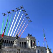 Siamo tutti italiani: il tricolore conquista i cieli e il mondo