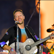 Chris Martin e Dakota Johnson: il video del concerto a sorpresa in un pub