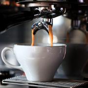 Il caffè nella tazzina di plastica è buono come quello in tazza di vetro? La risposta