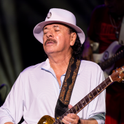 Carlos Santana sviene durante un concerto: paura per l'artista