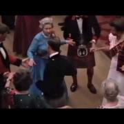 La Regina Elisabetta felice mentre danza i balli scozzesi: il video