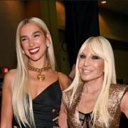 Dua Lipa e Donatella Versace disegnano una collezione di moda