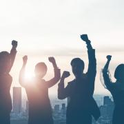Imprenditore si taglia lo stipendio per aumentare quello dei dipendenti: profitti alle stelle