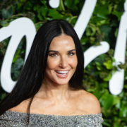 Demi Moore in visita al Louvre con il suo cane: e scoppia la polemica!