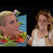 Ma perché Katy Perry terrorizza i visitatori di un museo di New York? Ve lo spieghiamo...