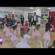 Il Principe Harry balla con le bimbe in tutù: il video!