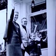 Il Principe Alberto II nella casa di Grace Kelly a Philadelphia