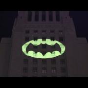 Il simbolo di Batman su Los Angeles: l'emozionante omaggio della città all'attore che ha interpretato il super eroe