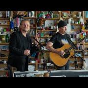 Gli U2 eseguono Beautiful Day in versione acustica: il bellissimo video