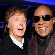 15 Maggio 1982: Stevie Wonder e Paul McCartney conquistano il primo posto nella classifica britannica