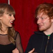 Taylor Swift al pub con Ed Sheeran. E nessuno la riconosce