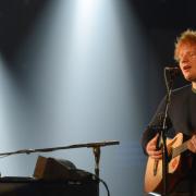 Elton John e Ed Sheeran rivelano la loro prima canzone natalizia: il video