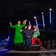 Elton John con la famiglia accende il Natale: il video