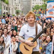 Ed Sheeran prepara panini e serve la birra: i video più buffi