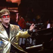 Elton John a Glastonbury rende omaggio a George Michael: l'emozionante video