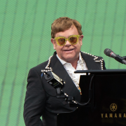 Elton John e il suo hoverboard benefico 