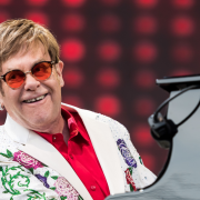 Elton John al ristorante canta svelando il duetto con Britney: il video