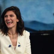 Elisa che canta le canzoni popolari è pura gioia di vivere