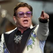 Elton John si congratula con il pattinatore Rocket Man
