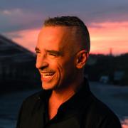 Eros Ramazzotti canta Una donna per amico di Lucio Battisti per l'iniziativa I Love My Radio