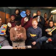 Ed Sheeran suona "Shape Of You" con strumenti giocattolo