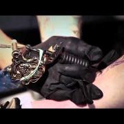 Il video incredibile del tatuatore senza braccia