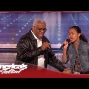 La perfetta intesa tra un padre e una figlia commuove i giudici di un talent show: il video