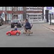 Un bambino porta a casa il papà. In auto.