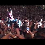 I Coldplay si esibiscono con un fan in sedia a rotelle