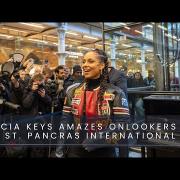 Alicia Keys suona il piano nella stazione di St Pancras: il video