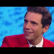 Mika esegue live la sigla di "Stasera CasaMika": il video