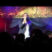 Francesco Gabbani canta "Occidentali's Karma" al London Eurovision Party. Il video