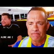 Tom Hanks e James Corden in un nuovo, divertentissimo video di Carpool Karaoke