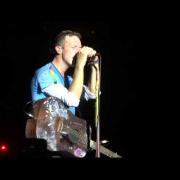 Chris Martin canta "Streets of Philadelphia". Guarda il video