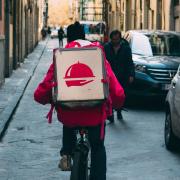 Nuove norme per tutelare i rider, ma loro frenano: ‘Abbattono i guadagni’.