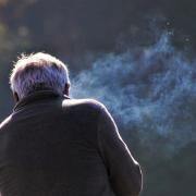 Proposta del Comitato Nazionale di Bioetica: vietare il fumo anche all'aperto.