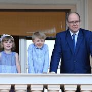 I gemellini Jacques e Gabriella a scuola accompagnati dal Principe Alberto