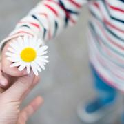 Le persone gentili vivono meglio e più a lungo: lo studio