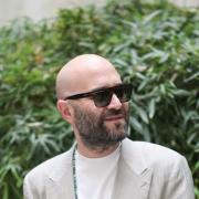 Giuliano Sangiorgi torna al suo liceo e suona Diamanti: il video